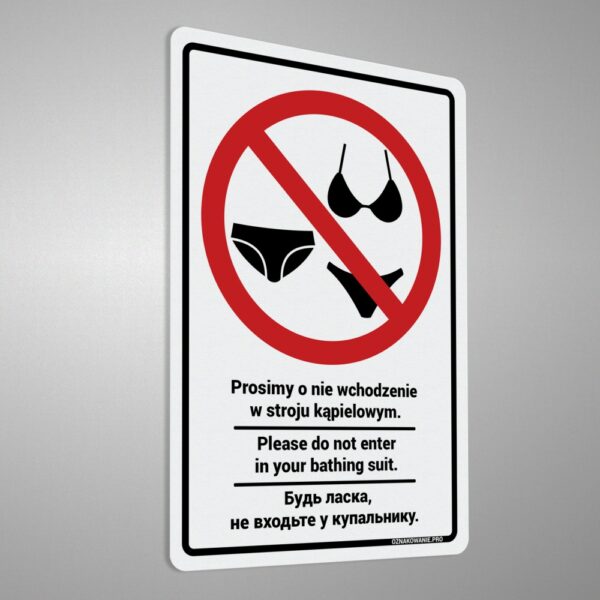 Naklejka z komunikatem w języku polskim, angielskim i ukraińskim "Prosimy o nie wchodzenie w stroju kąpielowym. Please do not enter in your bathing suit. Будь ласка, не входьте у купальнику."